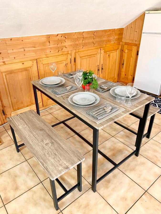 Charmant Appart Sous Toits Proche Chateau Des Ducs Chambery Exterior photo